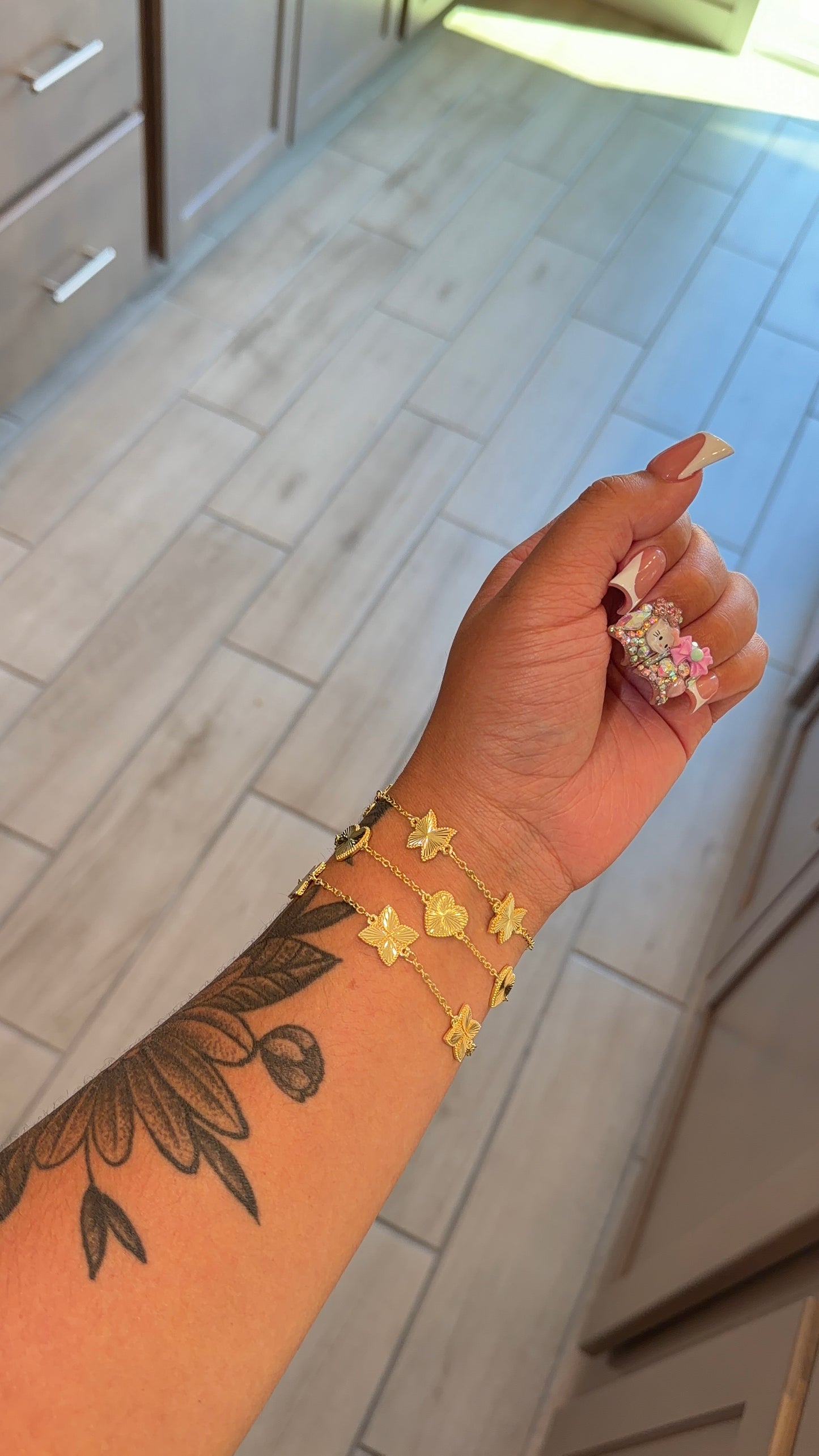 4 shaped bracelet(s)