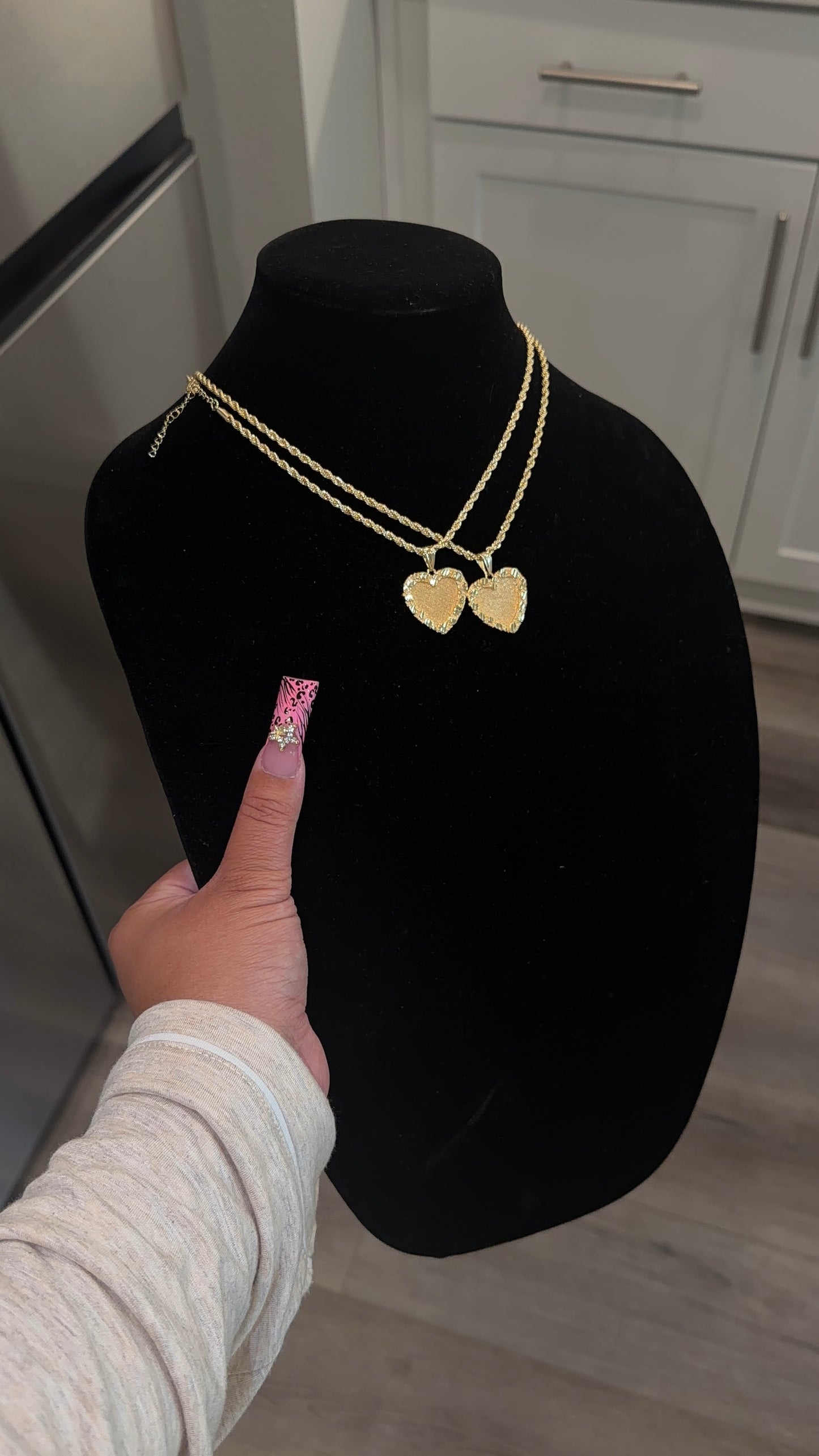 Outlined nugget-hrt necklace
