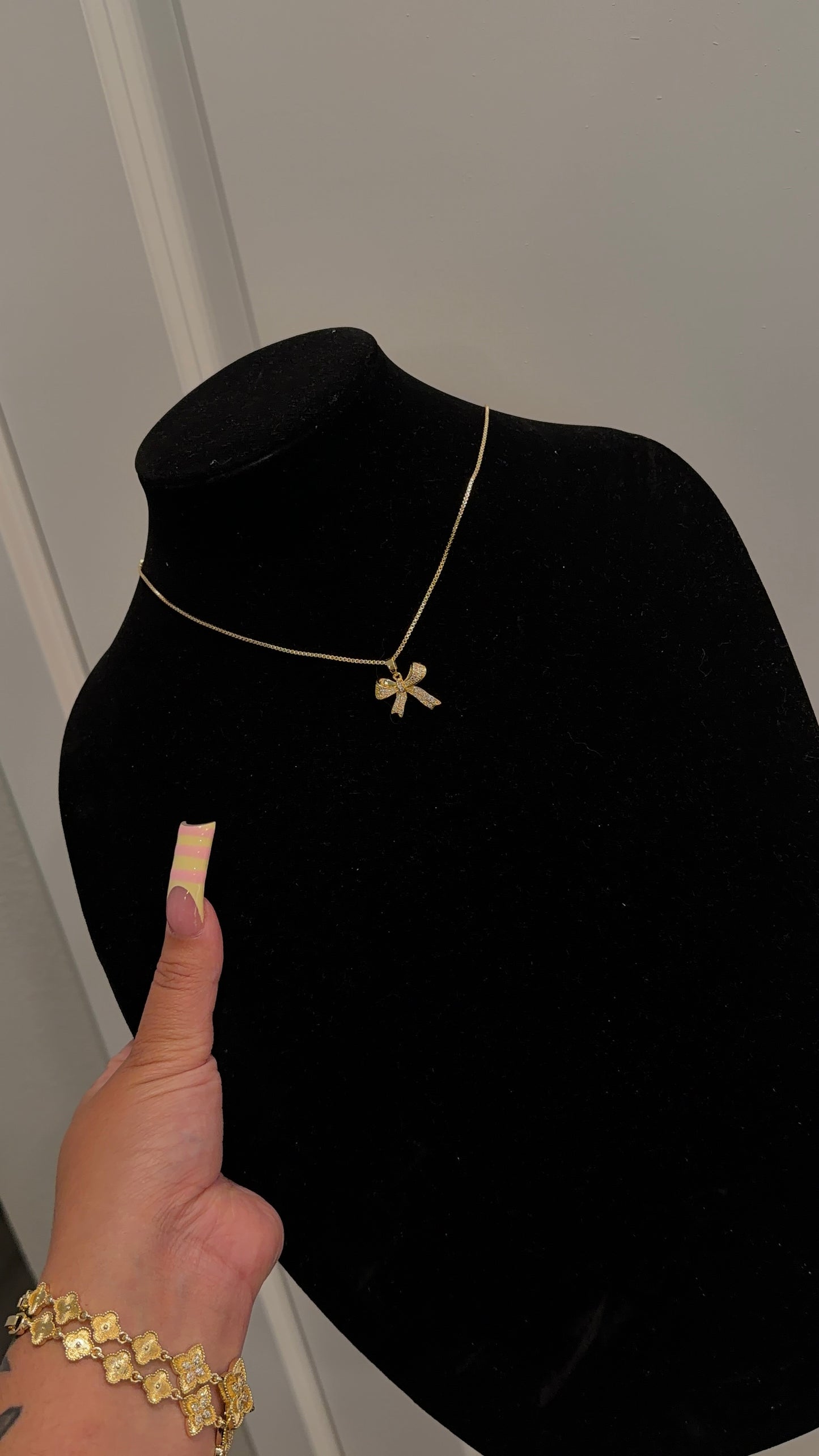Bow necklace