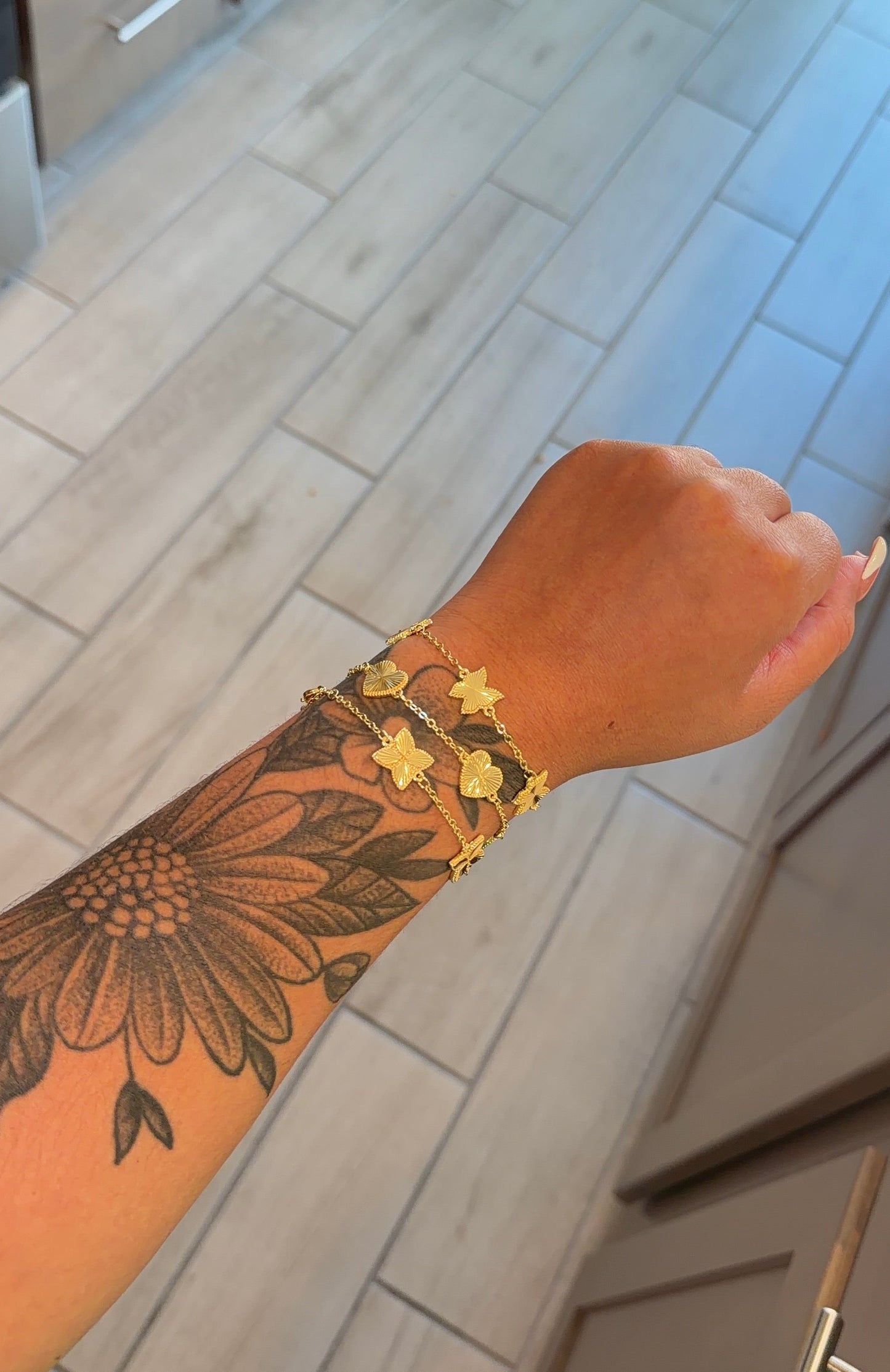 4 shaped bracelet(s)