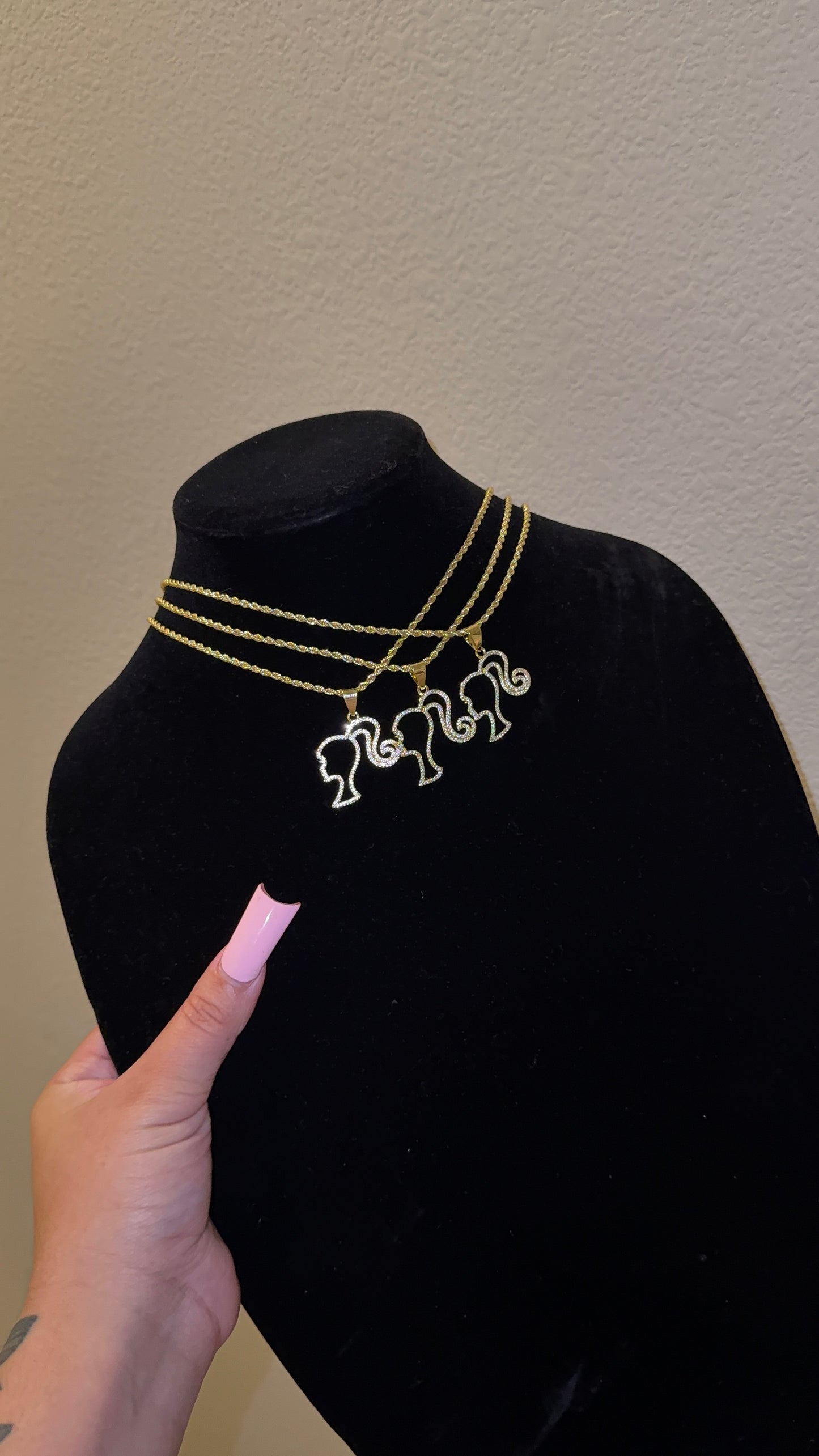 OPEN BARBIE NECKLACE