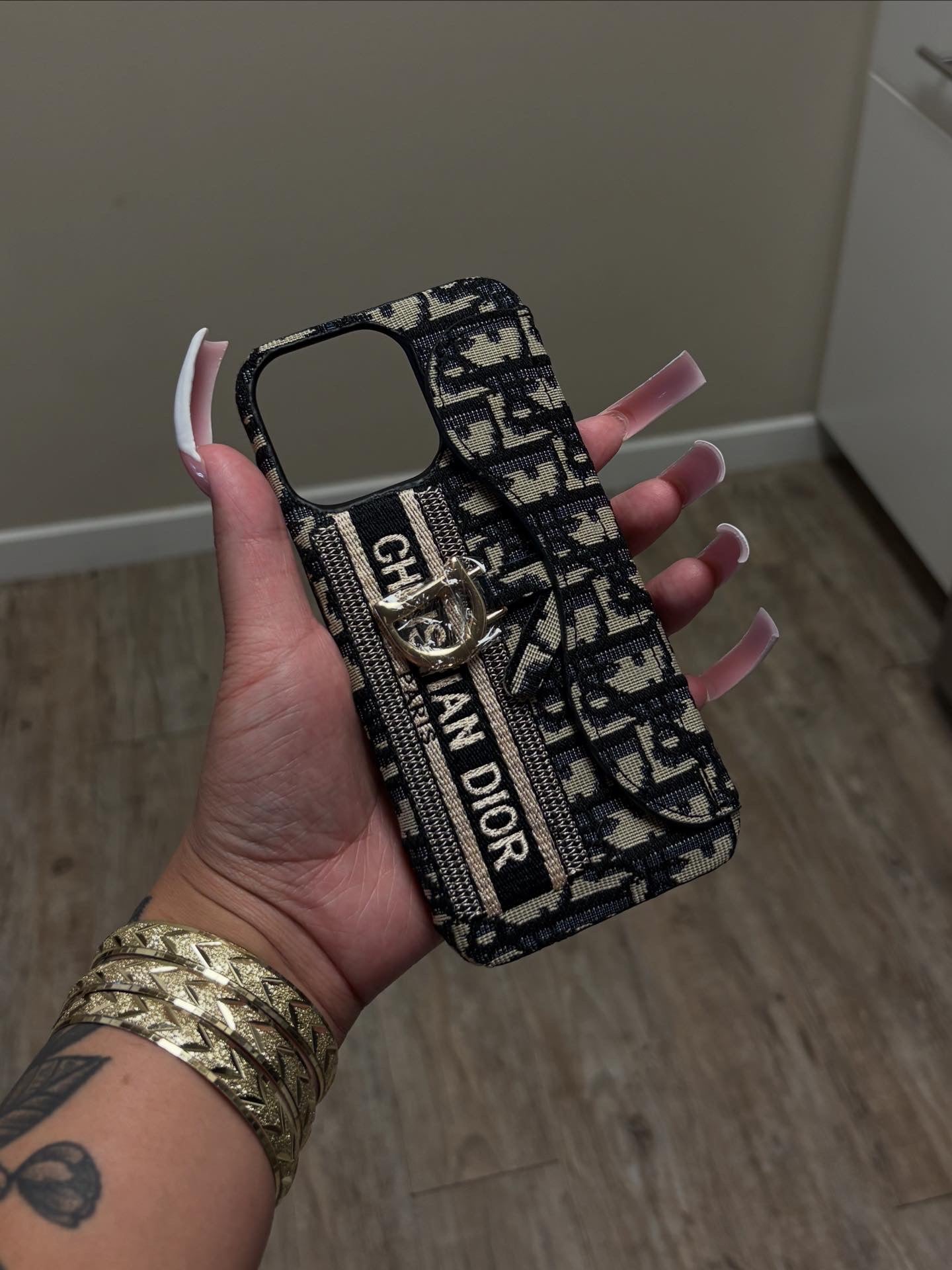 DIOR CASE(S)