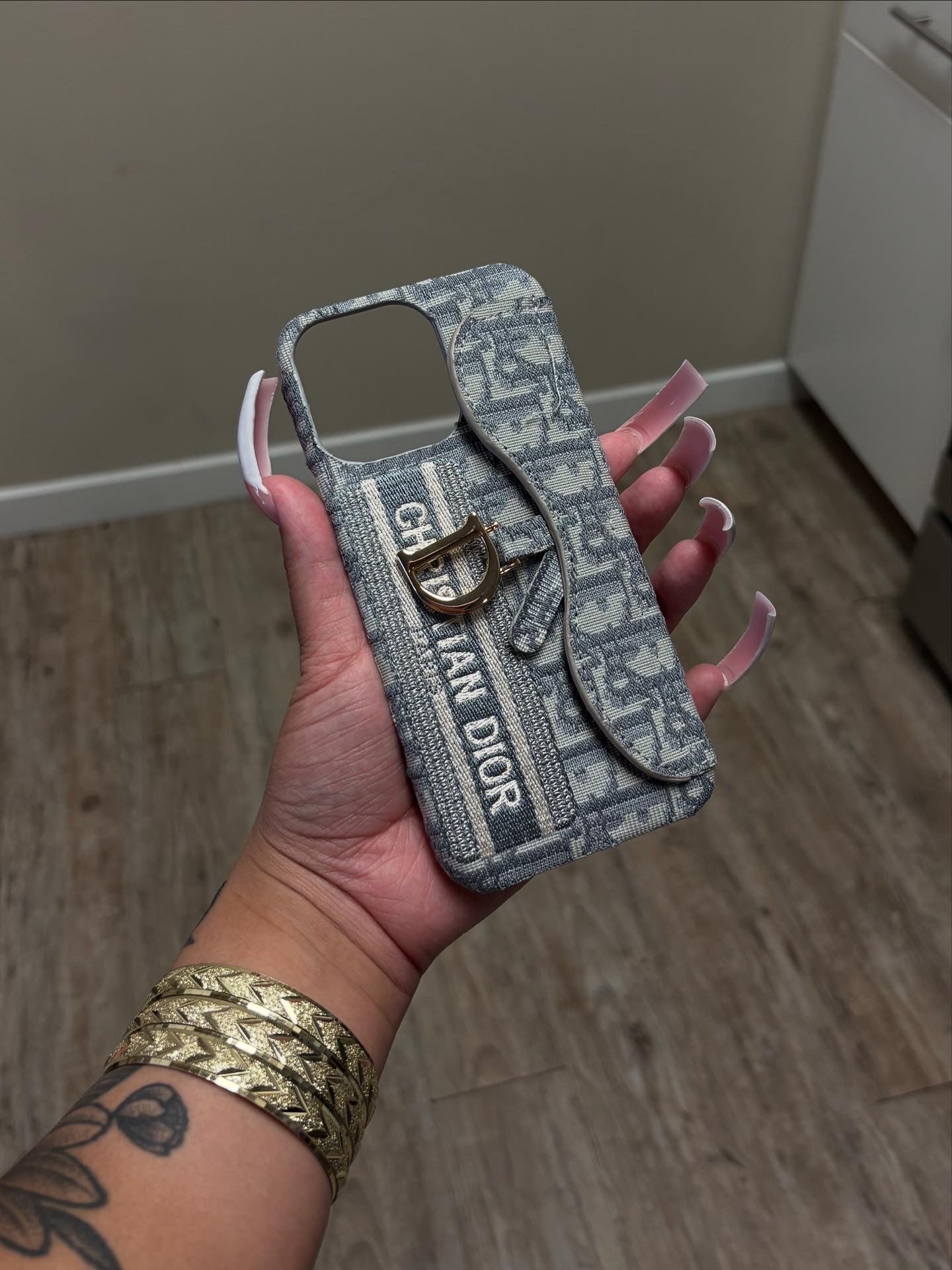DIOR CASE(S)